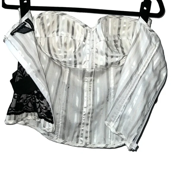 𝐂𝐎𝐓𝐓𝐎𝐍 𝐄𝐗𝐏𝐑𝐄𝐒𝐒 | WHITE AND SILVER STRIPED STRAPLESS METALLIC TOP - Picture 5 of 8